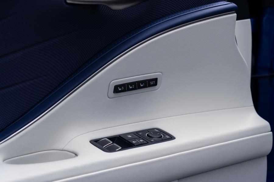 Детали интерьера Lexus LC500 Convertible Regatta Edition 2020 года  (NA) (фото 43 из 51)
